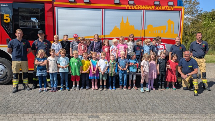 Feuerwehr Xanten: Kinder lernen Brandverhalten spielerisch in Aktion!