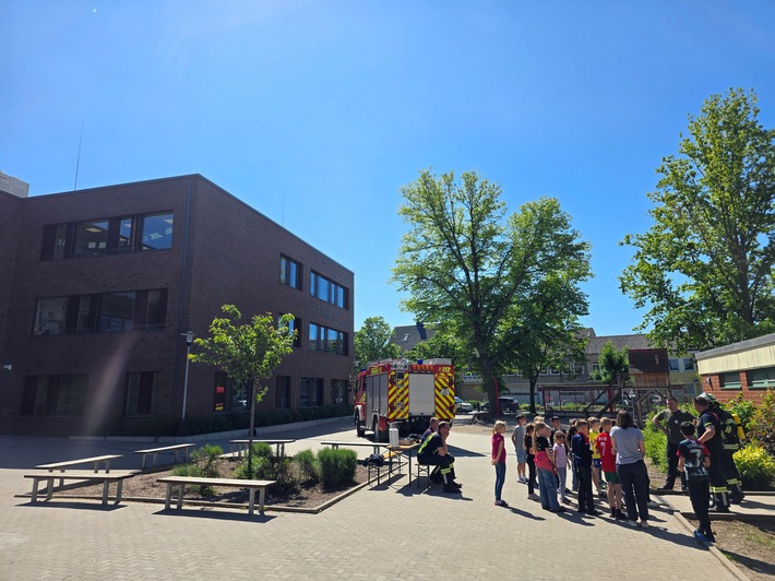 Feuerwehr besucht Wiehagengrundschule: Brandschutz spielerisch lernen!