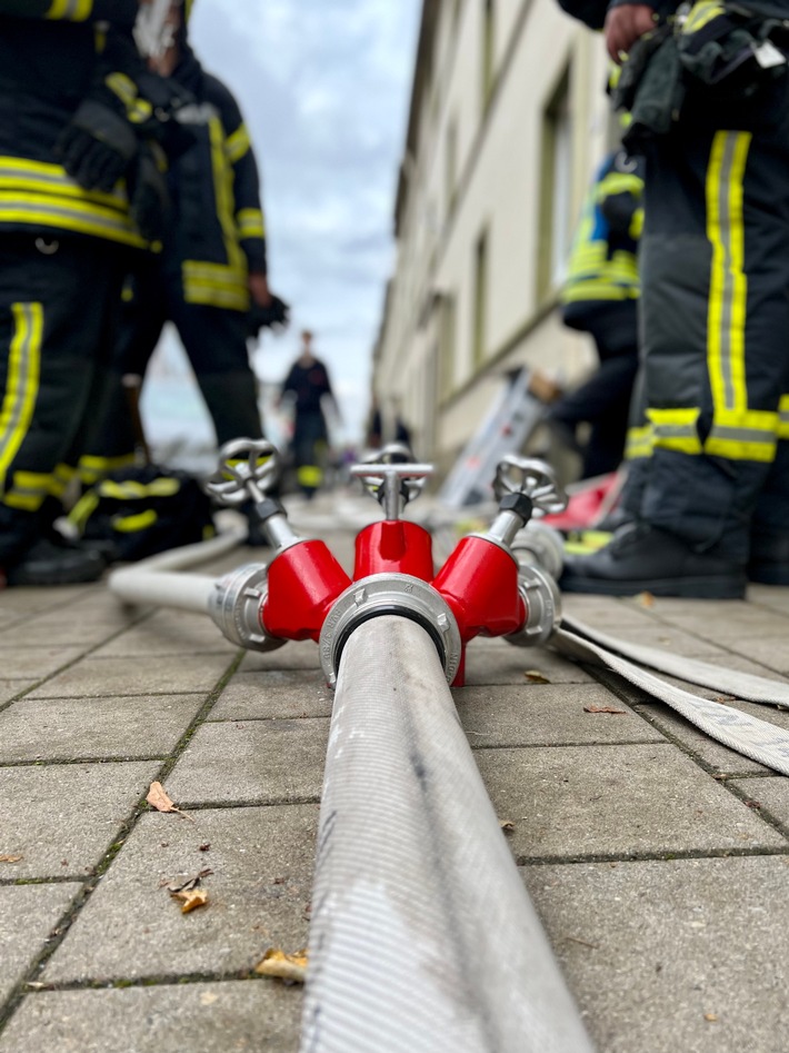 Feuerwehreinsatz in Holzheim: Großbrand in Mehrfamilienhaus verhindert!