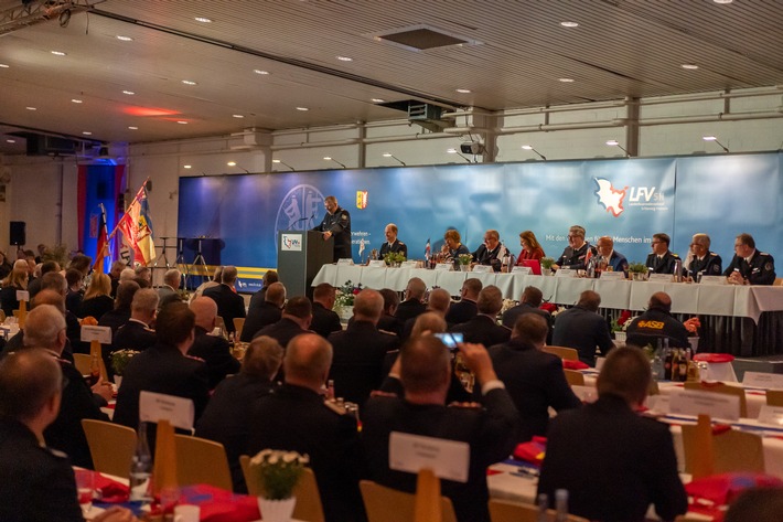 Feuerwehrversammlung 2025: Zukunftsdebatte und Ehrungen in Neumünster!