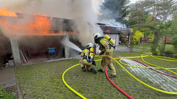 Feuerwehr Dresden kämpft gegen Garagenbrand in Klotzsche. Gefahr der Ausbreitung auf Nachbargebäude wurde gemeldet.