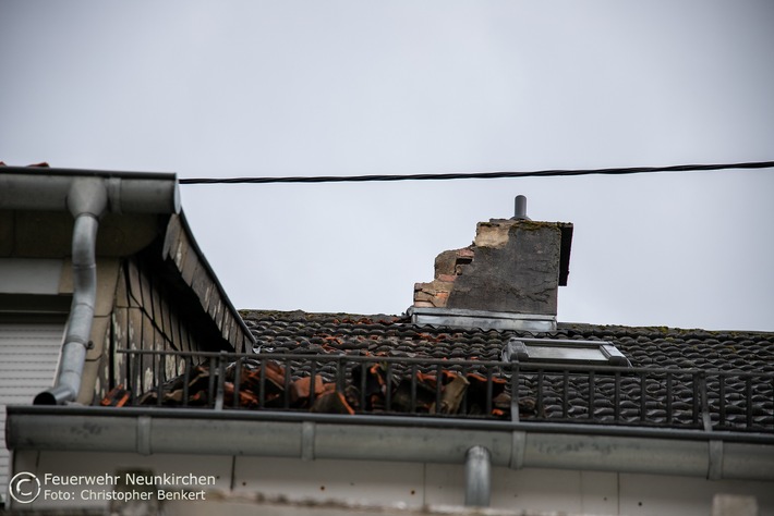 Gewitter-Chaos in Neunkirchen: Blitz schlägt ein und Wind fegt Buden um!