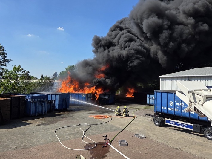 Großbrand im Industriegebiet am Alten Postweg in Gronau: Feuerwehr kämpft gegen Feuer in Kunststoffcontainern, Nachlöscharbeiten im Gange.