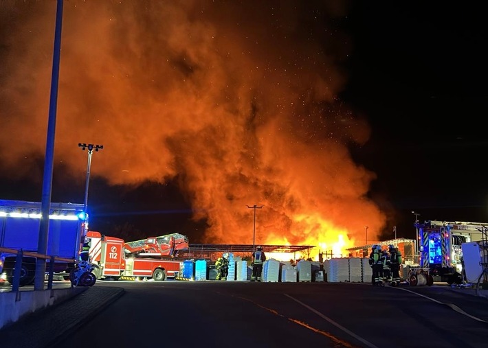 Großbrand im Baumarkt: Feuerwehr Moers kämpft gegen Flammen!