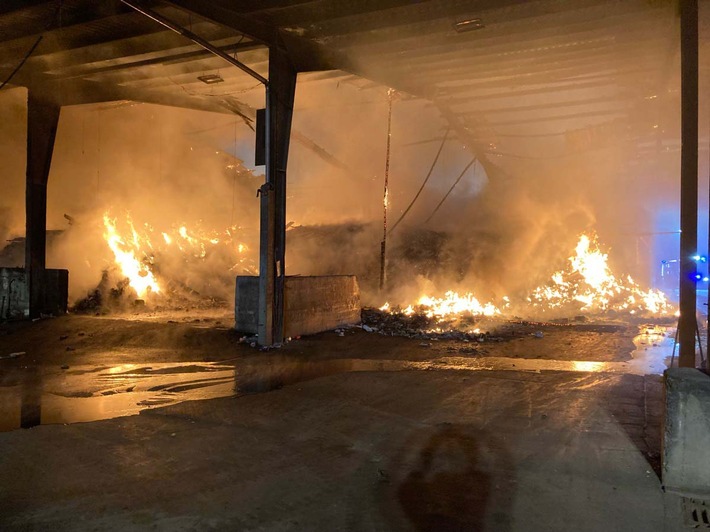 Großbrand in Dörentrup: Feuerwehr kämpft gegen Flammen im Mülllager!
