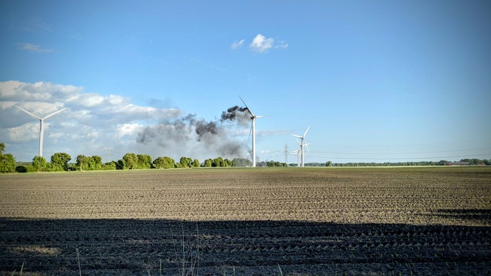Großbrand in Iselersheim: Windkraftanlage steht in Flammen!