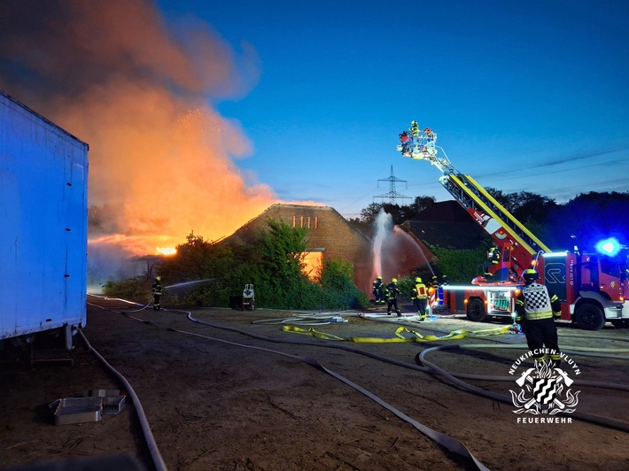 Großbrand in Neukirchen-Vluyn: Feuerwehr kämpft 17 Stunden gegen Flammen!