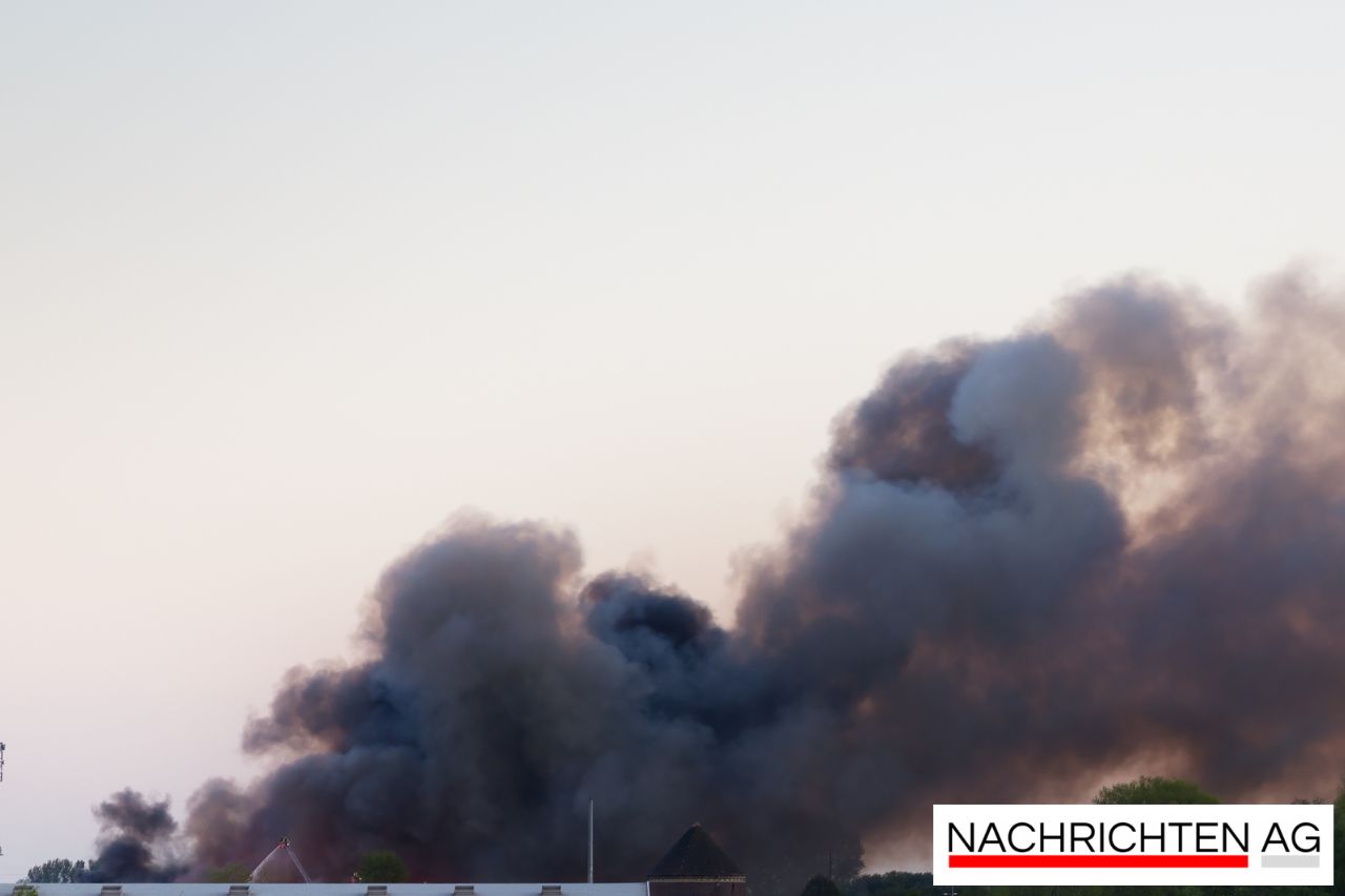 Großbrand bei Recyclingfirma in Hatten: BAB 28 dauerhaft gesperrt!