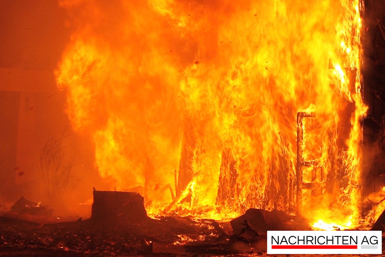 Riesenbrand in Recyclingfirma: Feuerwehr kämpft bis zum Morgen!