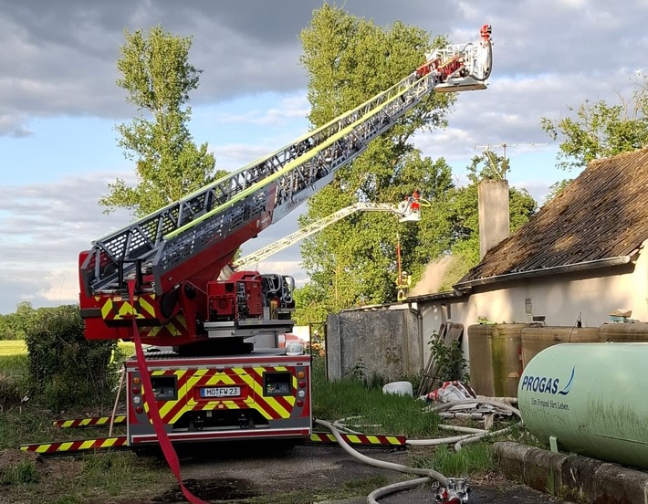 Großeinsatz der Feuerwehr Moers: Dachstuhlbrand in Kapellen!