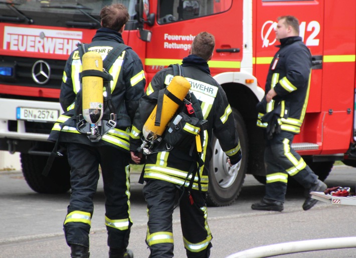 Großeinsatz in Bonn-Plittersdorf: Feuerwehr rettet Bewohner aus brennender Wohnung
