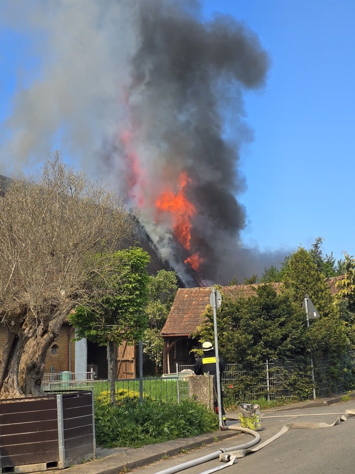 Großeinsatz in Krottenbach: Feuerwehr stoppt verheerenden Scheunenbrand