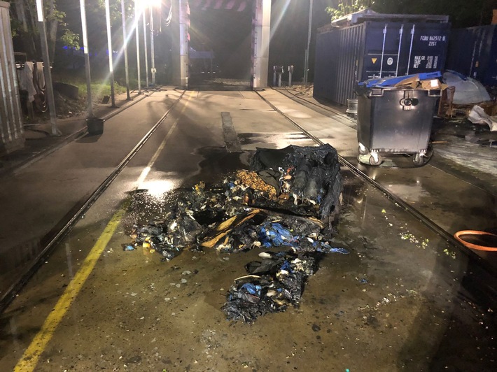Großeinsatz in der Nacht: Feuerwehr löscht brennenden Müllcontainer!