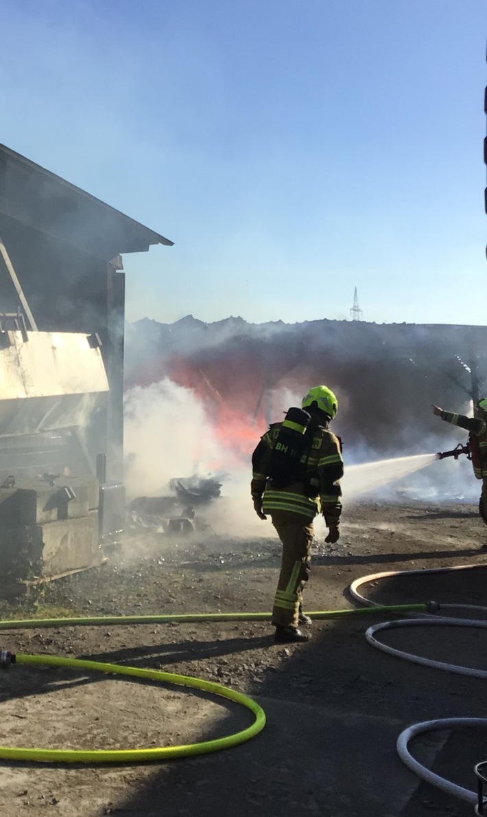 Großer Bauernhofbrand in Benhausen: Feuerwehrinsatz über Stunden!