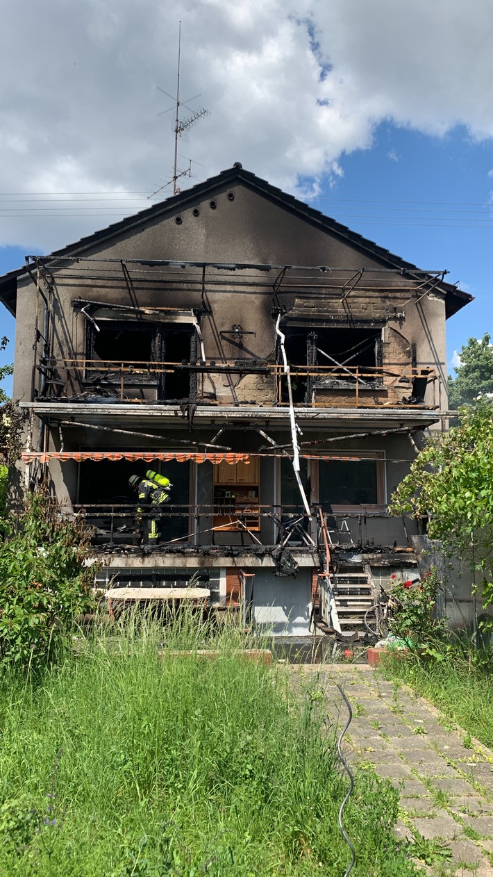 Großer Gebäudebrand in Ludwigshafen-Oggersheim: Feuerwehr im Einsatz!