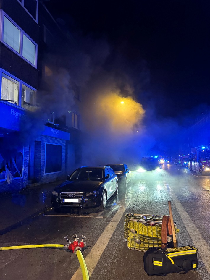 Feuerwehr Gelsenkirchen löscht Zimmerbrand in Schalke. Keine Verletzten, schnelle Kontrolle des Feuers in Wohn- und Geschäftshaus.