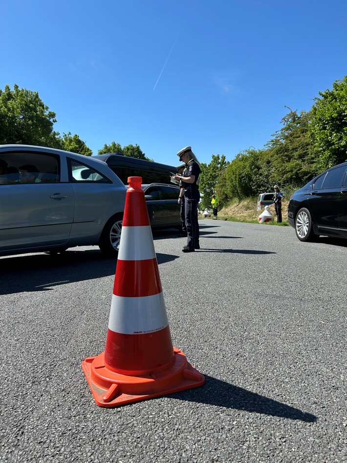Großkontrolle der Polizei an der B54: Drogen, Anzeigen und Bluttests!