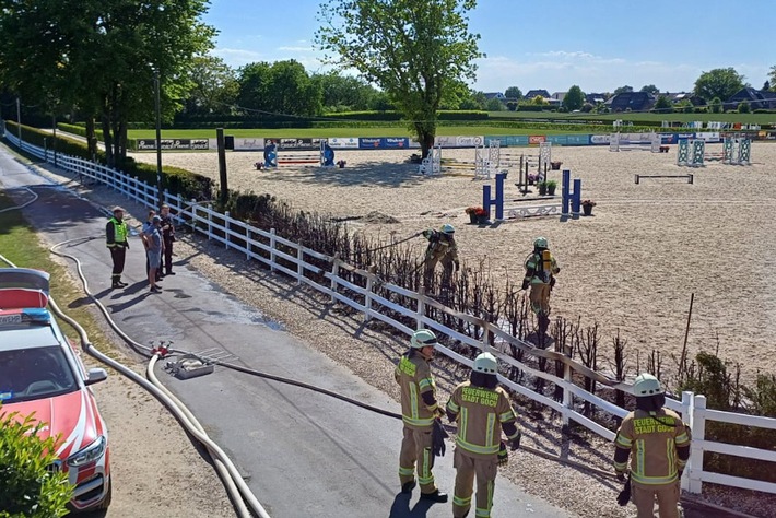 Heckenbrand in Pfalzdorf: Feuerwehr warnt vor fahrlässigem Umgang!