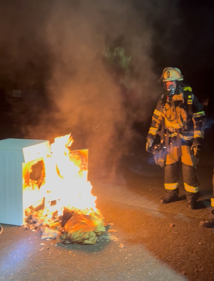 Kellerbrand in Seniorenwohnanlage in Essen-Kupferdreh. Feuerwehr rettet glücklicherweise alle Bewohner, keine Verletzten gemeldet.