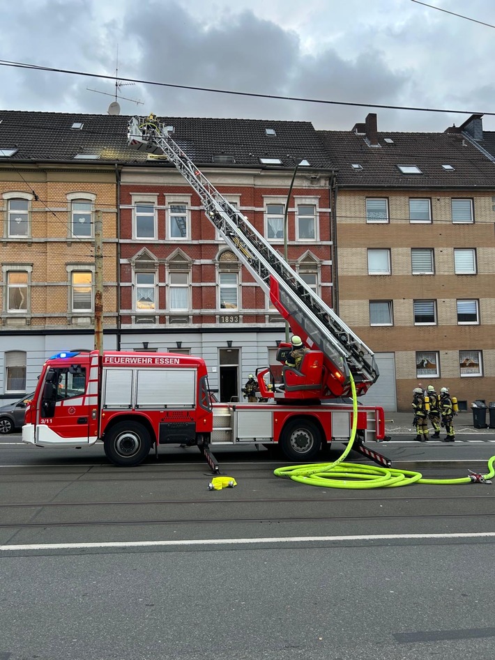 Küchenbrand im Essener Ostviertel: Zwei Verletzte nach Feuerdrama