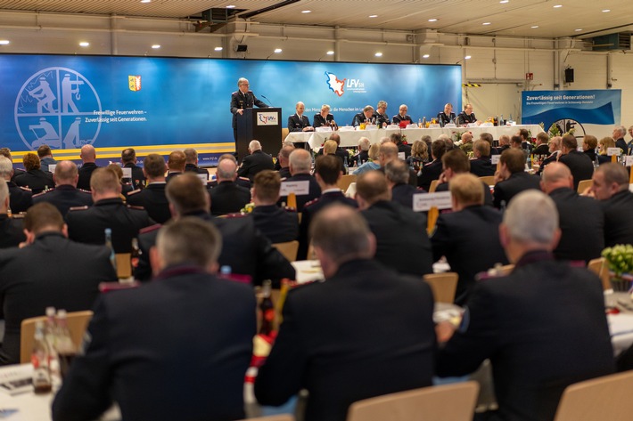 Landesfeuerwehrversammlung 2024: Messe, Ehrungen und die Feuerwehrwurst!