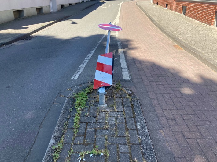 Lkw rammt Mast in Coesfeld: Fahrer flüchtet nach Unfall!