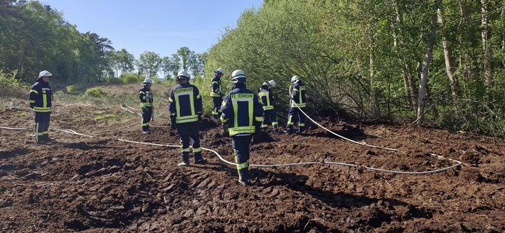 Moorbrand in Glinstedt: Feuerwehr kämpft gegen Flammen im Moor!