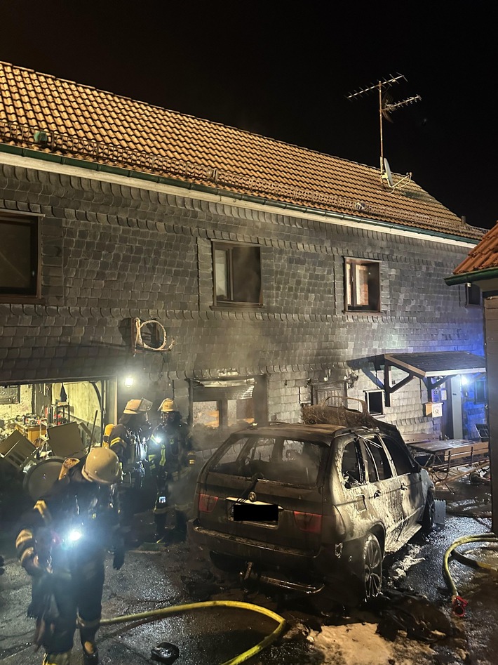 Morgendlicher PKW-Brand in Remscheid: Eine Person verletzt!
