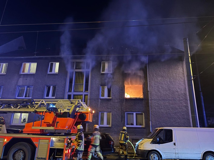 Nächtlicher Wohnungsbrand in Essen: Feuerwehr rettet alle Bewohner!