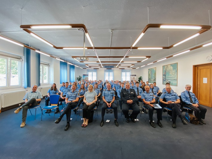 Im Polizeipräsidium Rheinpfalz wurden 43 neue Polizistinnen und Polizisten am 5. Mai 2025 willkommen geheißen.