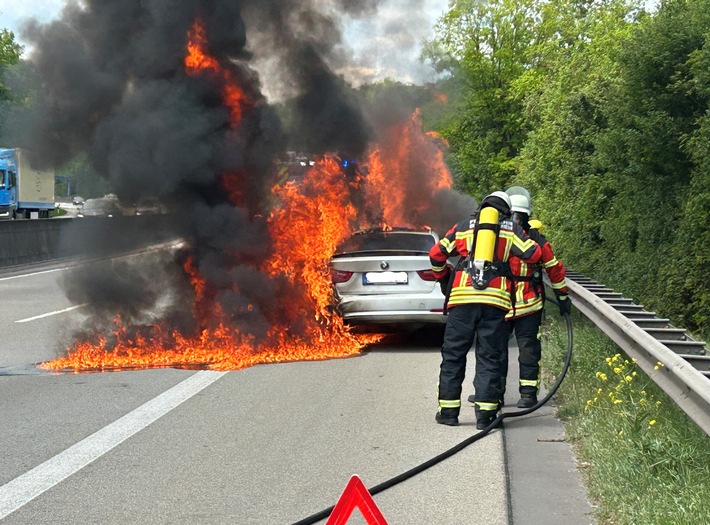 PKW-Brand auf A61: Verkehrsteilnehmer aufgepasst – Vollsperrung!