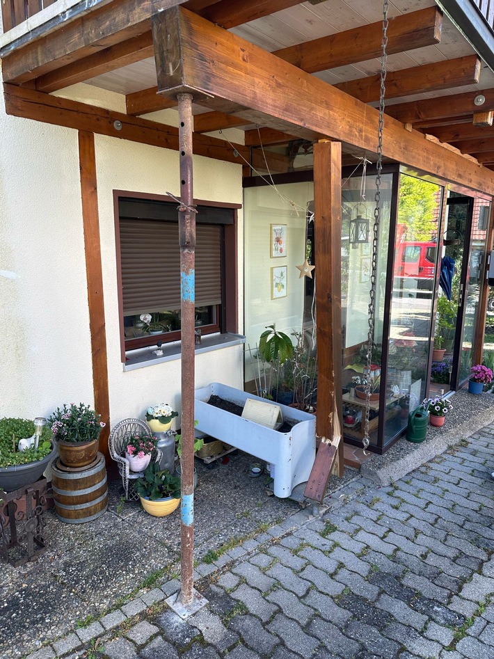 Ein PKW prallte am 02.05.2025 in der Reichenau-Waldsiedlung gegen eine Balkonstütze, was die Feuerwehr zu einem schnellen Einsatz erforderte.