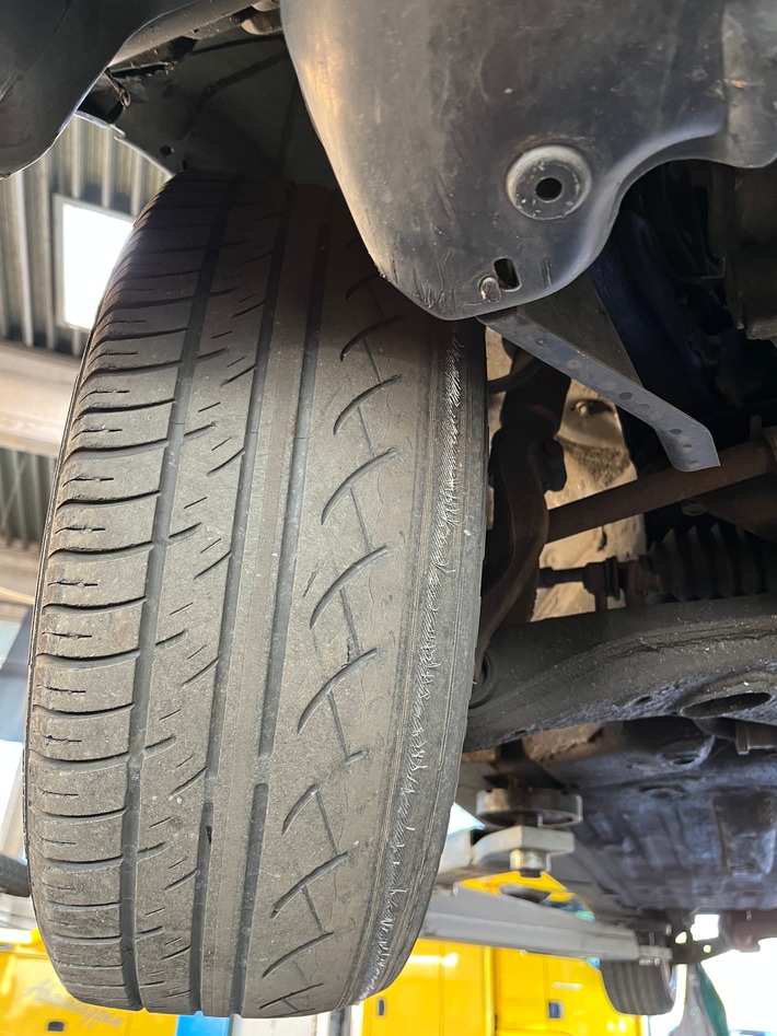 Polizei Bielefeld hat einen verkehrsunsicheren Honda Civic zwangsweise stillgelegt. Fahrer nutzte Handy, Fahrzeug wies erhebliche Mängel auf.