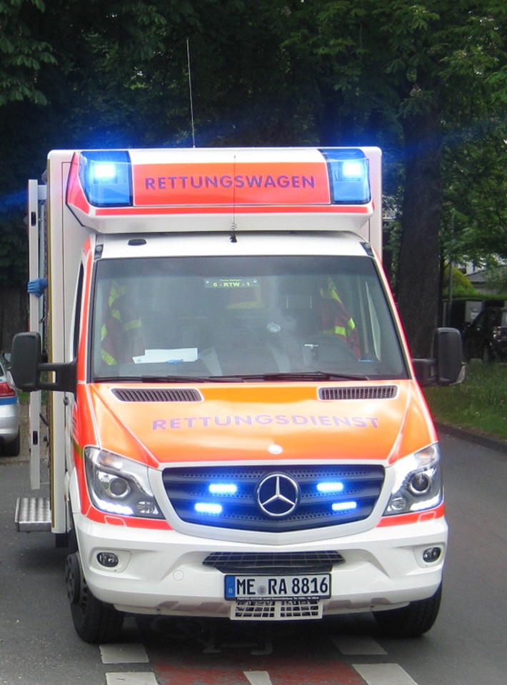 Bei einem Unfall in Monheim am Rhein wurde ein 58-jähriger Radfahrer von einem Auto erfasst und schwer verletzt. Rettungsdienste brachten ihn ins Krankenhaus.