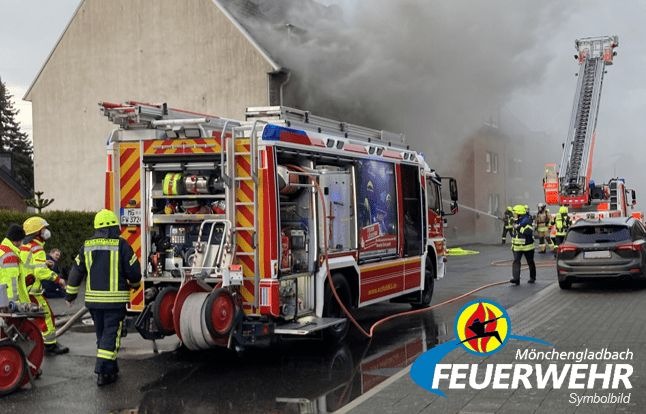 Besorgte Anwohner meldeten Rauch aus Mehrfamilienhaus in Mönchengladbach. Feuerwehr stellte Brandgefahr fest, keine Verletzten.