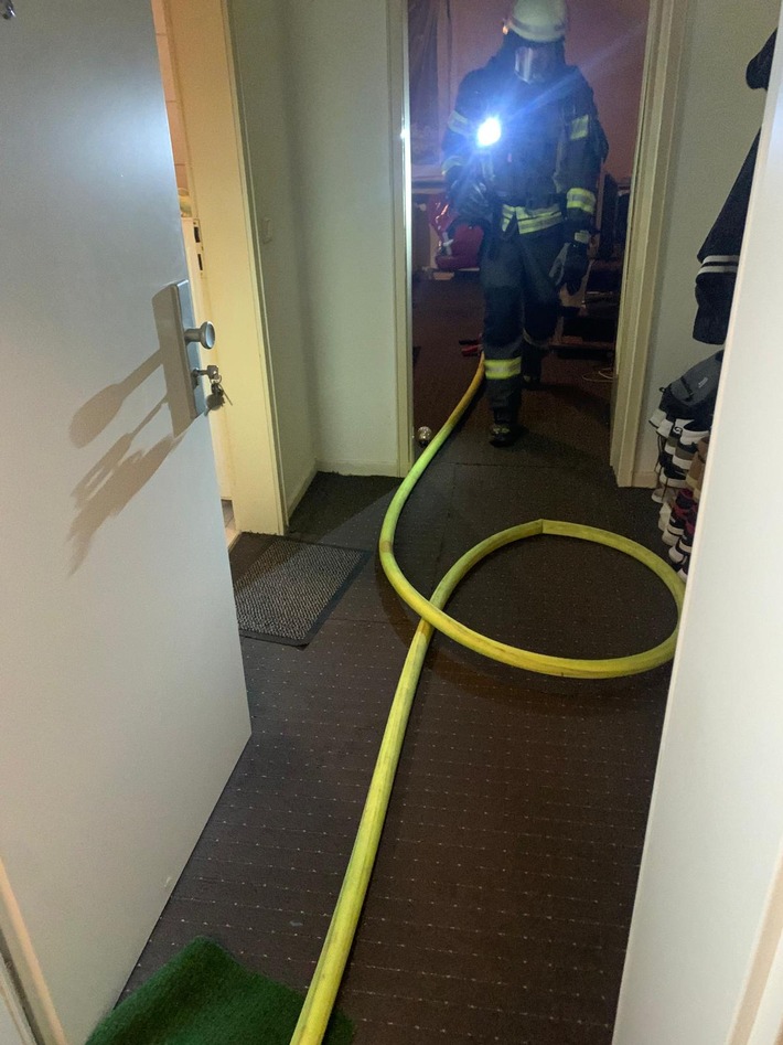 Am 30.04.2025 alarmierte ein Rauchmelder in Wetter (Ruhr) die Feuerwehr. Ein schlafender Mieter wurde aus einer verrauchten Wohnung gerettet.