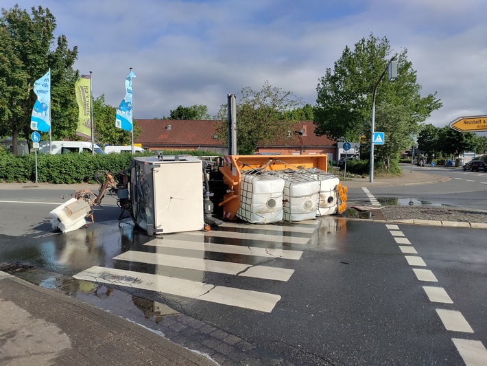 Reinigungsfahrzeug kippt um: Fahrer verletzt, Straße stundenlang gesperrt!