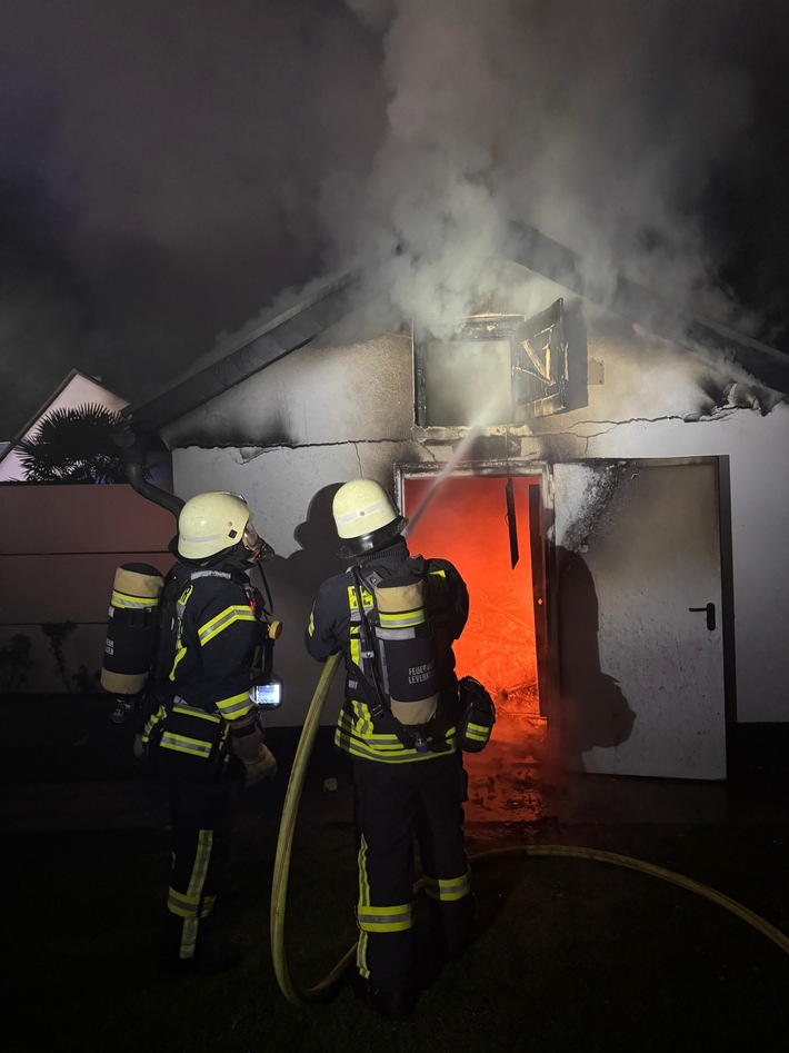 Riesen-Feuer in Leverkusen: Gartenhütte in Flammen, Anwohner in Gefahr!
