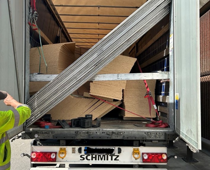 Sattelzug-Fahrer in der Pfalz: Ungesicherte Ladung sorgt für Chaos!