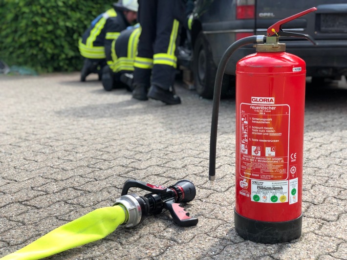 Schneller Einsatz in Alpen: Feuerwehr löst Pkw-Brand ohne Schäden!