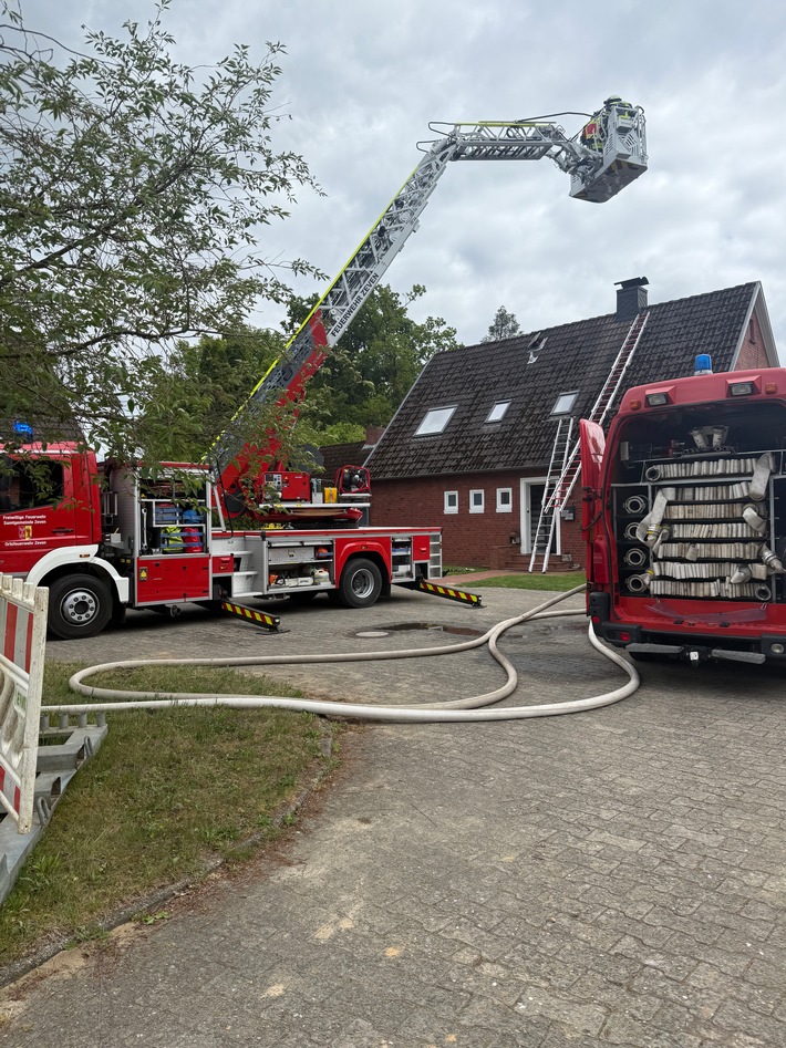 Am Sonntag alarmierten Hausbesitzer in Hesedorf die Feuerwehr wegen Rauchentwicklung aus ihrem Schornstein. Einsatzkräfte reagierten schnell, überprüften die Situation und konnten Entwarnung geben.