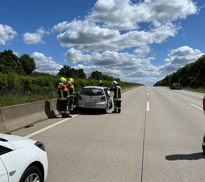 Schrecklicher Crash auf A4: VW kracht in Lkw – Vollsperrung!