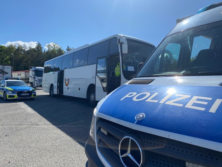 Schüler feststecken: Reisebus in Schräglage sorgt für Chaos auf A6
