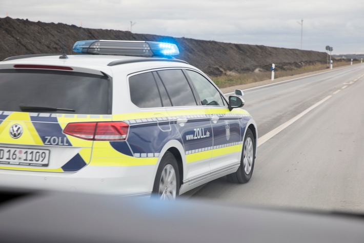 Schweizer PKW ohne Zollanmeldung: Zoll greift auf Autobahn hart durch!