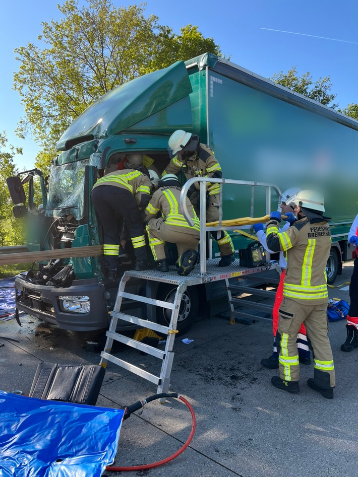 Schwerer LKW-Unfall auf BAB 27: Frau eingeklemmt und gerettet!