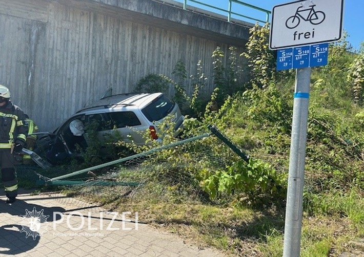 Schwerer Verkehrsunfall am Kinokreisel: 66-jähriger Fahrer erleidet medizinischen Notfall und kracht gegen Autobahnbrücke.
