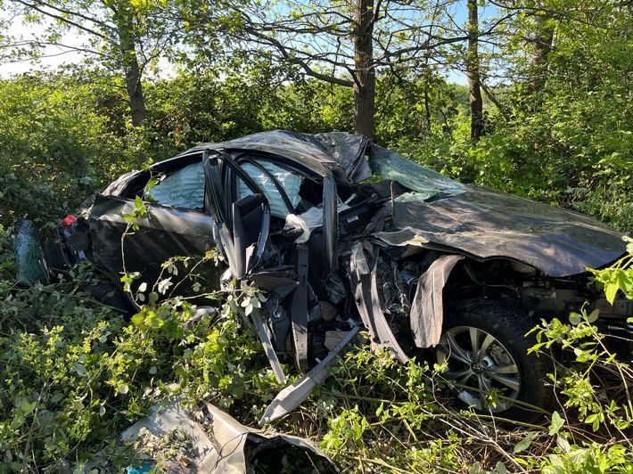 Auf der A2 bei Porta Westfalica kam es zu einem schweren Unfall: Ein Sekundenschlaf führte zur Kontrolle über das Fahrzeug.