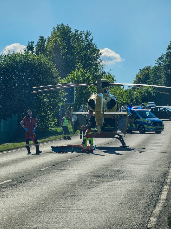 Freiwillige Feuerwehr Breckerfeld sichert Unfallstelle: Radfahrerin verletzt, Rettungshubschrauber im Einsatz am 01.05.2025.