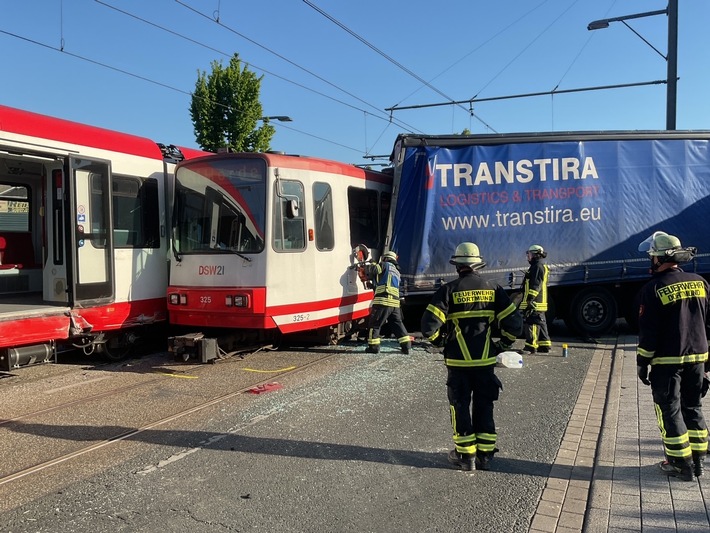 Schwerer Unfall in Dortmund: LKW rammt zwei Stadtbahnen!