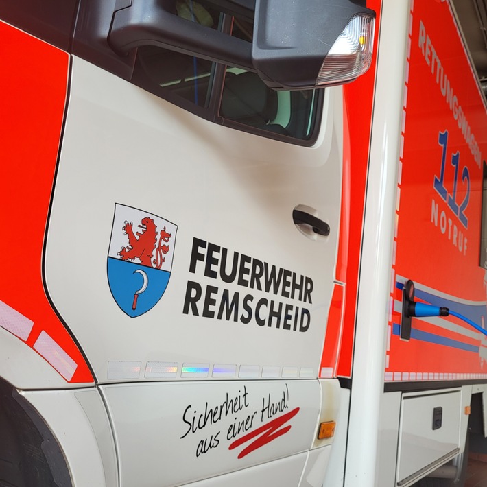 Nach einem Verkehrsunfall auf der Klausener Straße in Remscheid waren 29 Feuerwehrkräfte im Einsatz. Zwei PKW kollidierten; alle Insassen wurden ins Krankenhaus gebracht.